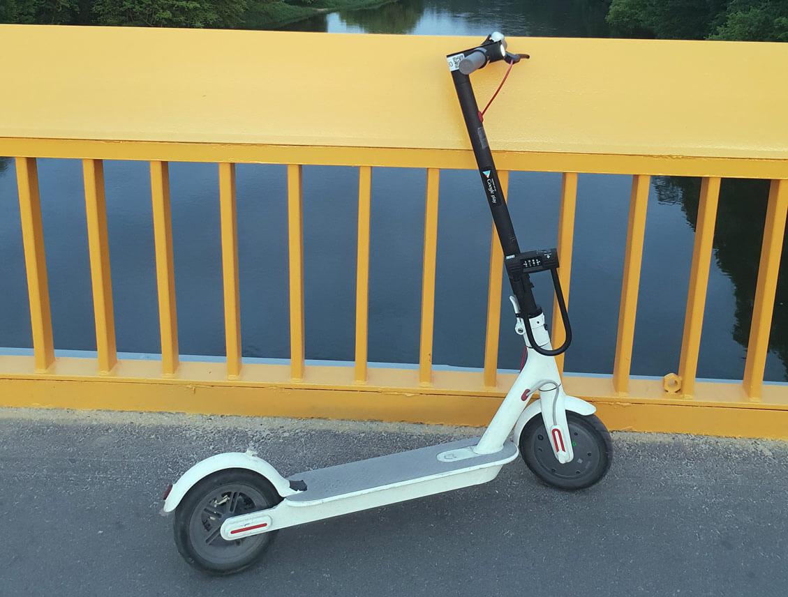 E-Scooter mit Buegelschloss